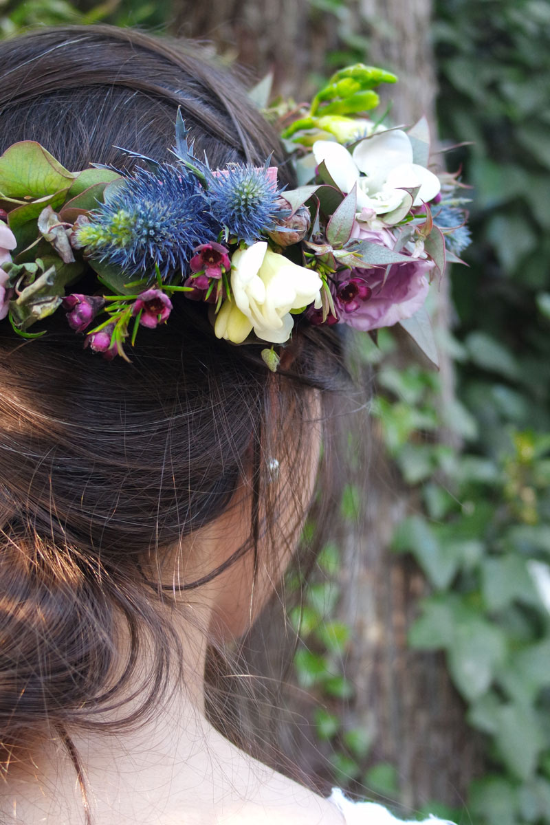 Corona de novia con rosas, eucalipto y flor de cera