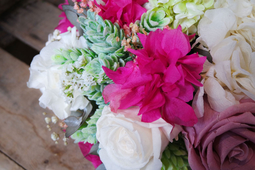 Ramo de novia con rosas y hortensias preservadas