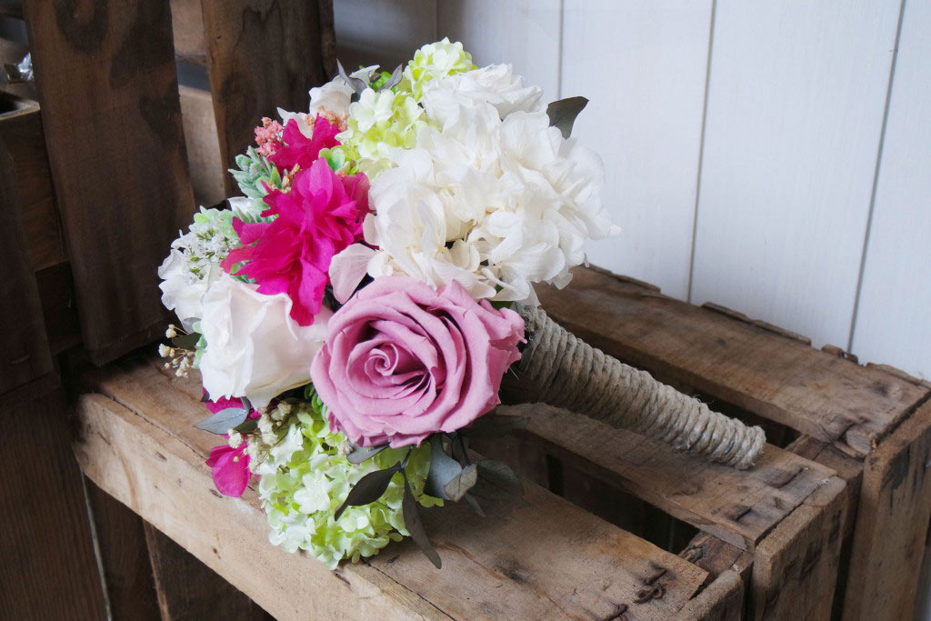 Ramo de novia con rosas y hortensias preservadas