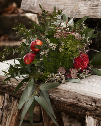 Ramo con rosas inglesas y mini manzanas