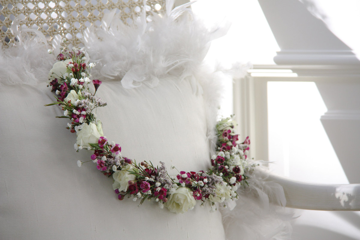 Corona de novia con mini rosas naturales y paniculata