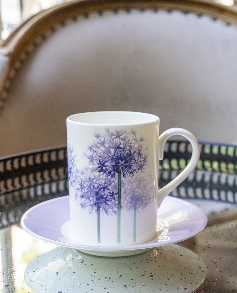 Cesta té, violetas y flores